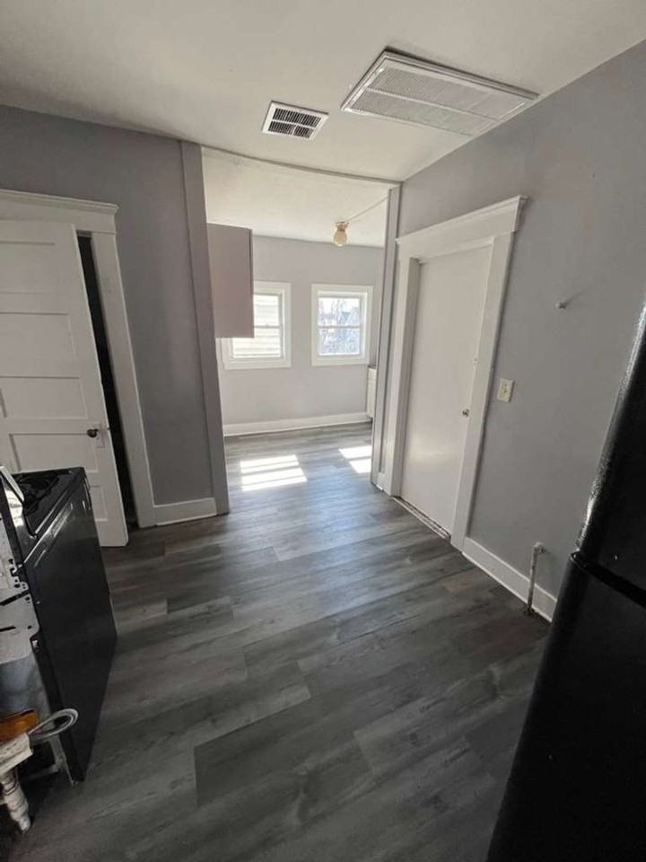 436 Poplar St - Photo 5 of 9