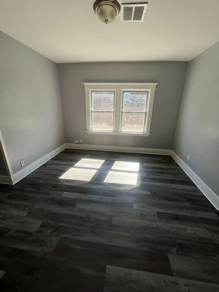 436 Poplar St - Photo 7 of 9