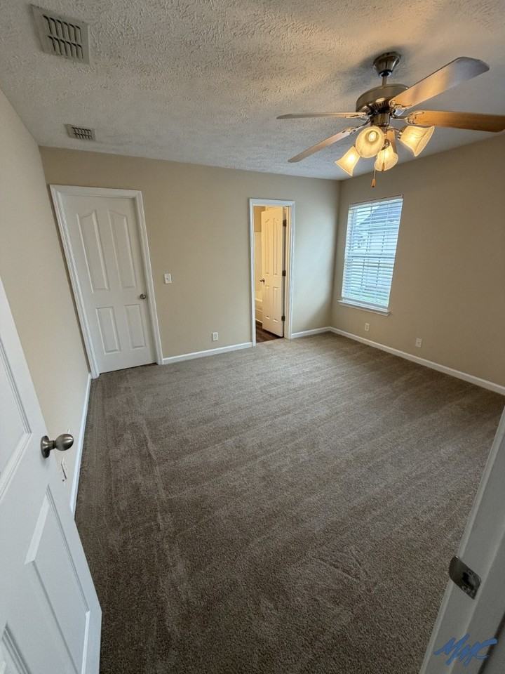 1927 Colyn Ave - Photo 4 of 15