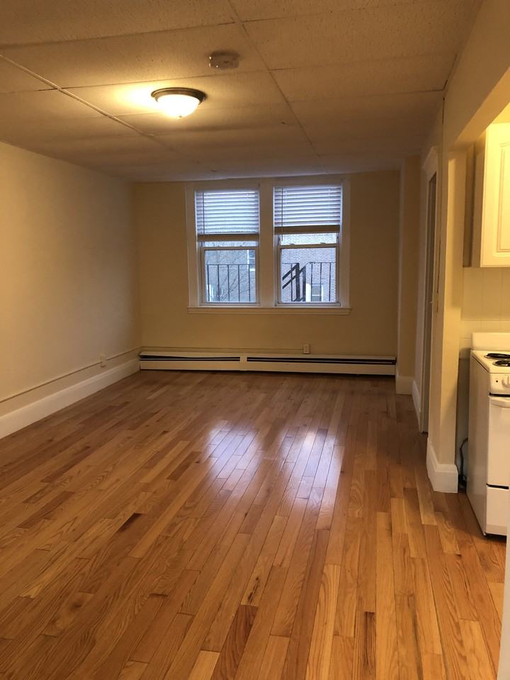 77 Main St #11 - Photo 4 of 4