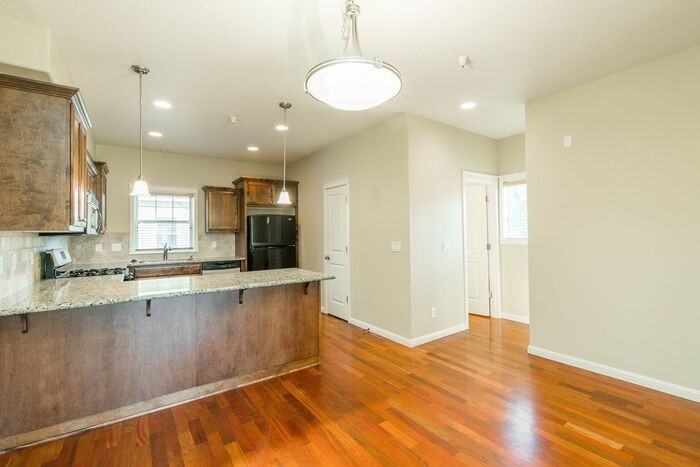 358 Sw Eastman Pkwy - Photo 5 of 24