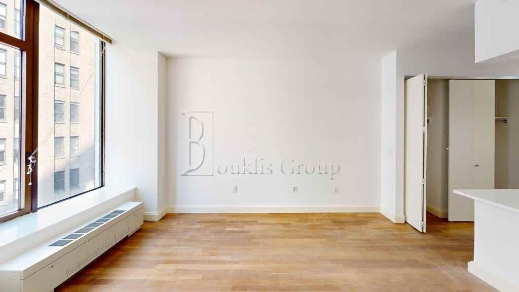 10 Hanover Sq #9D4 - Photo 3 of 4