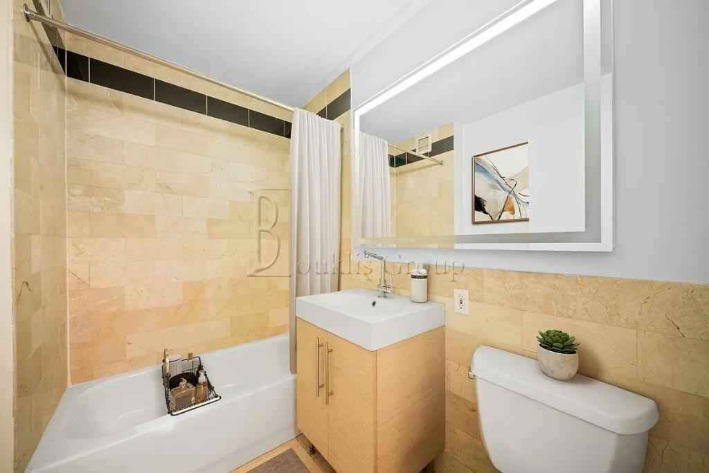 1 West St #2319 - Photo 3 of 4