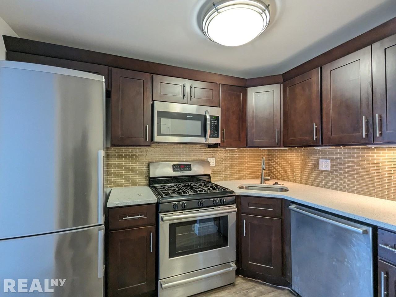 E 91st St #0501 - Photo 2 of 6