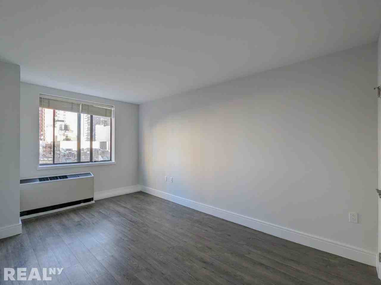 E 91st St #0501 - Photo 4 of 6