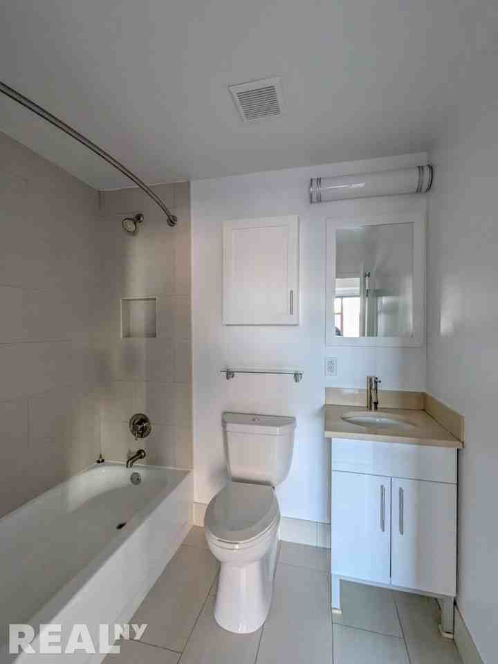 E 91st St #0501 - Photo 5 of 6