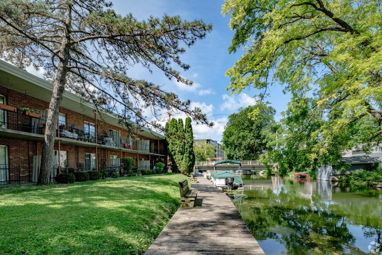 711 Pirate Island Rd - Photo 2 of 8