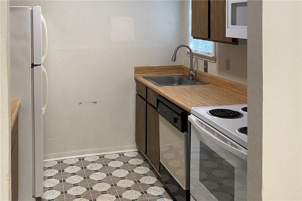 1306 Holik Dr - Photo 2 of 8