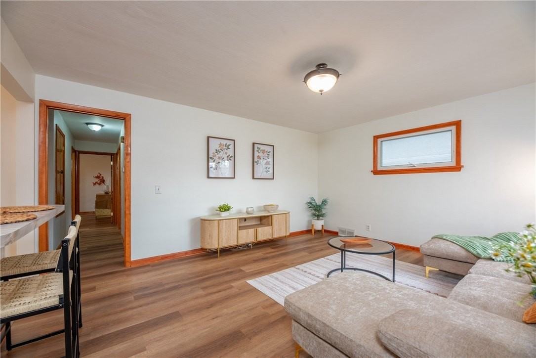 416 W Spruce St - Photo 5 of 34