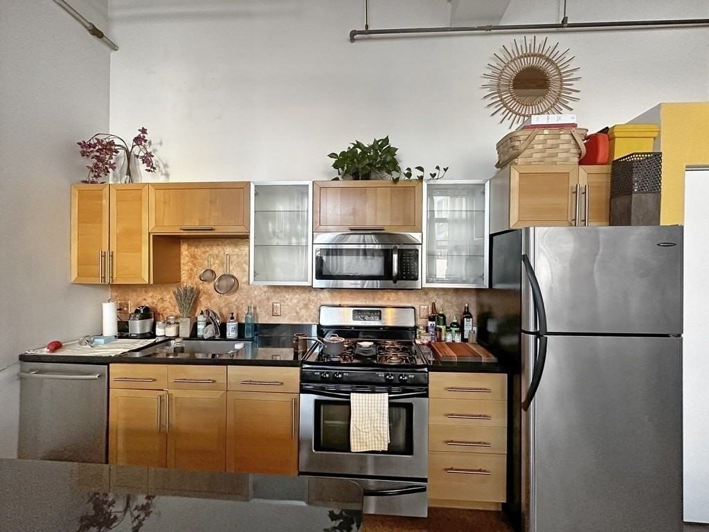 120 Holmes St - Photo 6 of 18