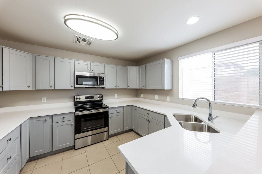 11814 W Poinsettia Dr - Photo 7 of 17