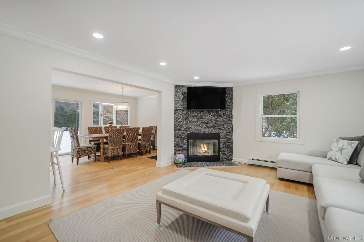 19 Pine Tree Ln - Photo 2 of 33