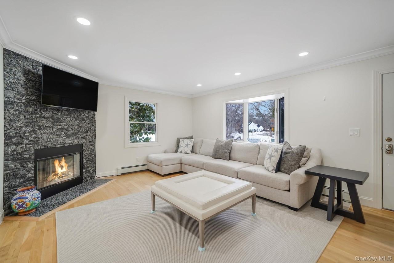 19 Pine Tree Ln - Photo 3 of 33