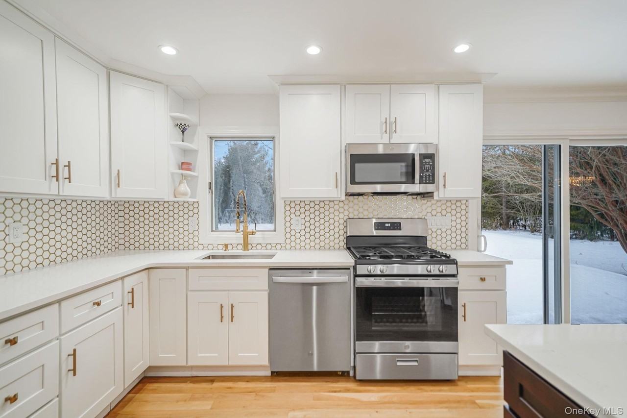 19 Pine Tree Ln - Photo 6 of 33