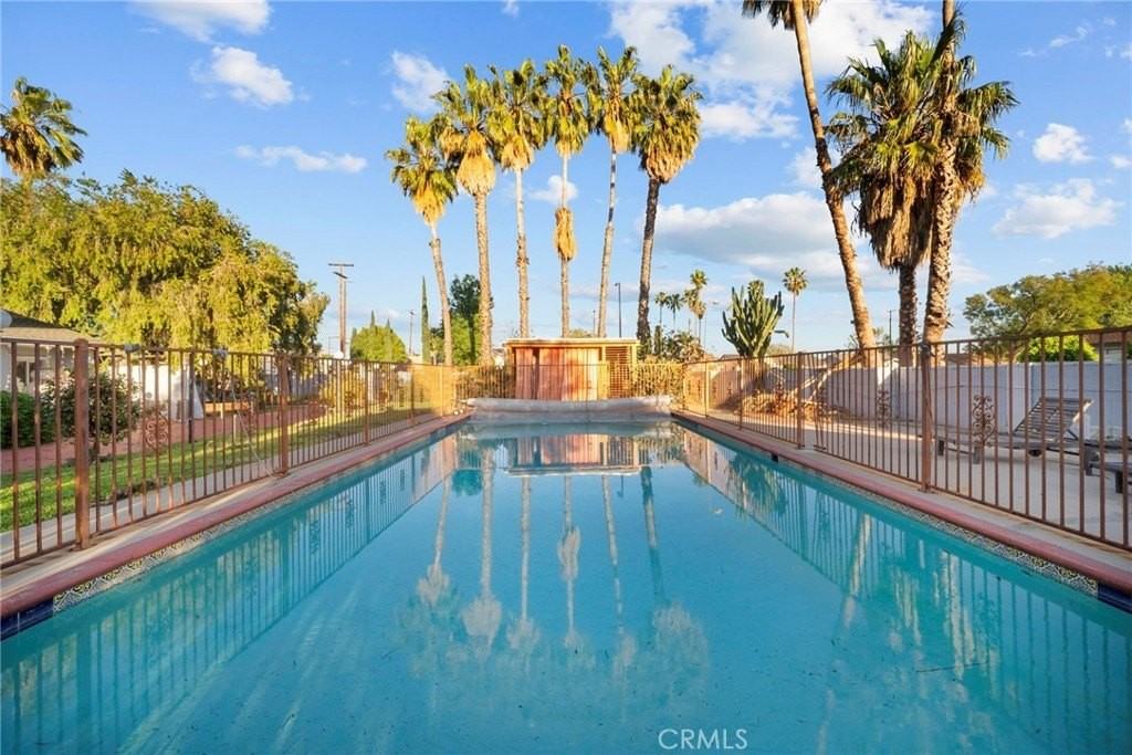 8647 Corbin Ave - Photo 4 of 50