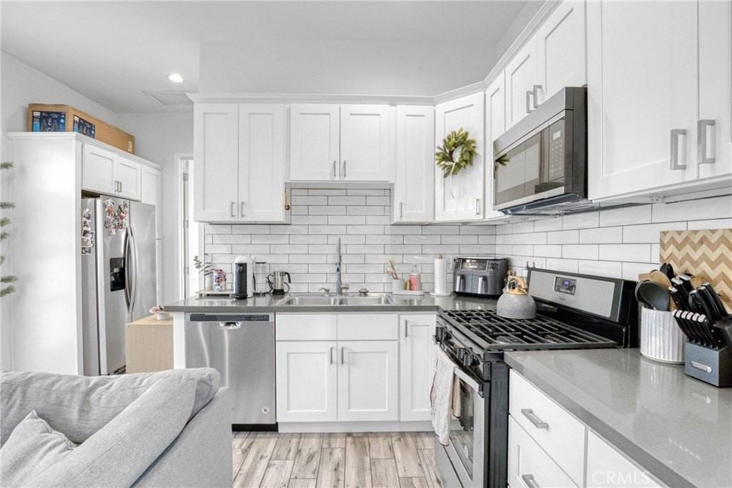 7302 Woodley Ave - Photo 2 of 11