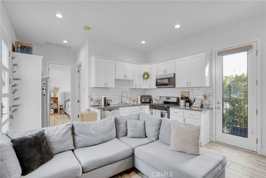 7302 Woodley Ave - Photo 3 of 11