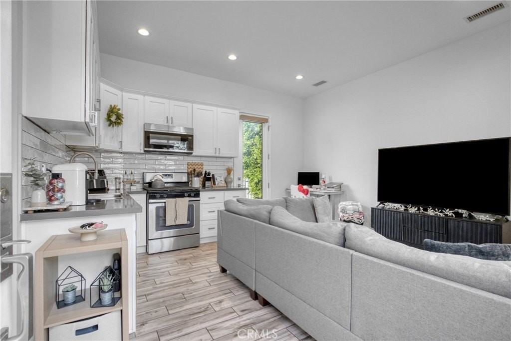 7302 Woodley Ave - Photo 4 of 11