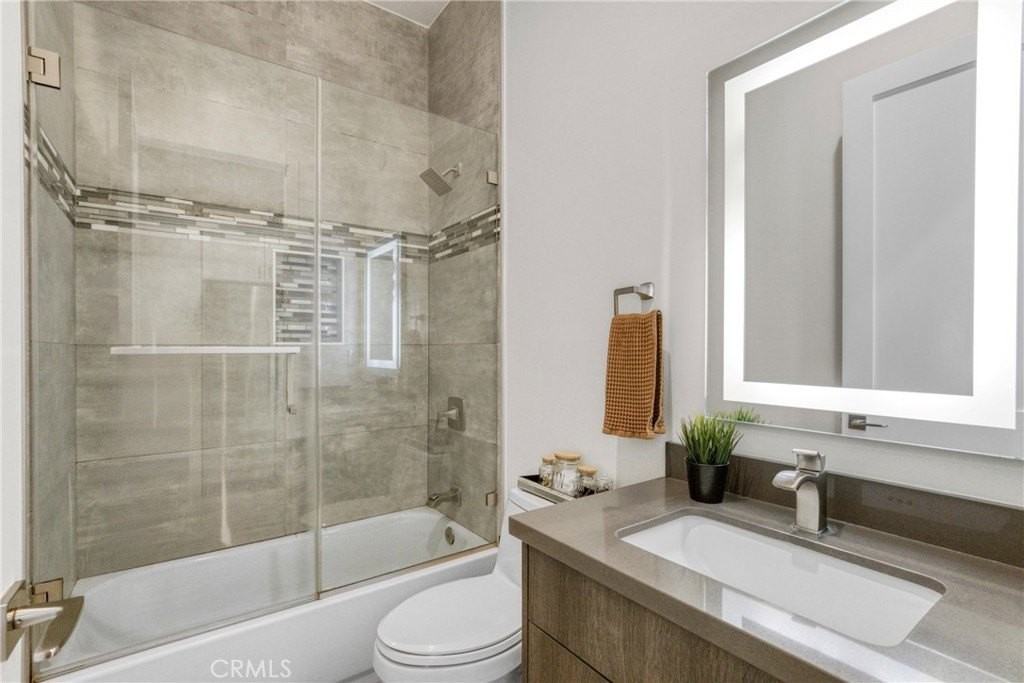 7302 Woodley Ave - Photo 6 of 11