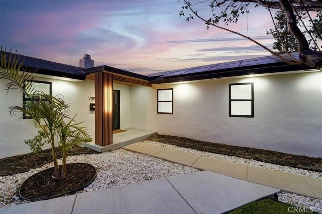 7055 Fallbrook Ave - Photo 3 of 49