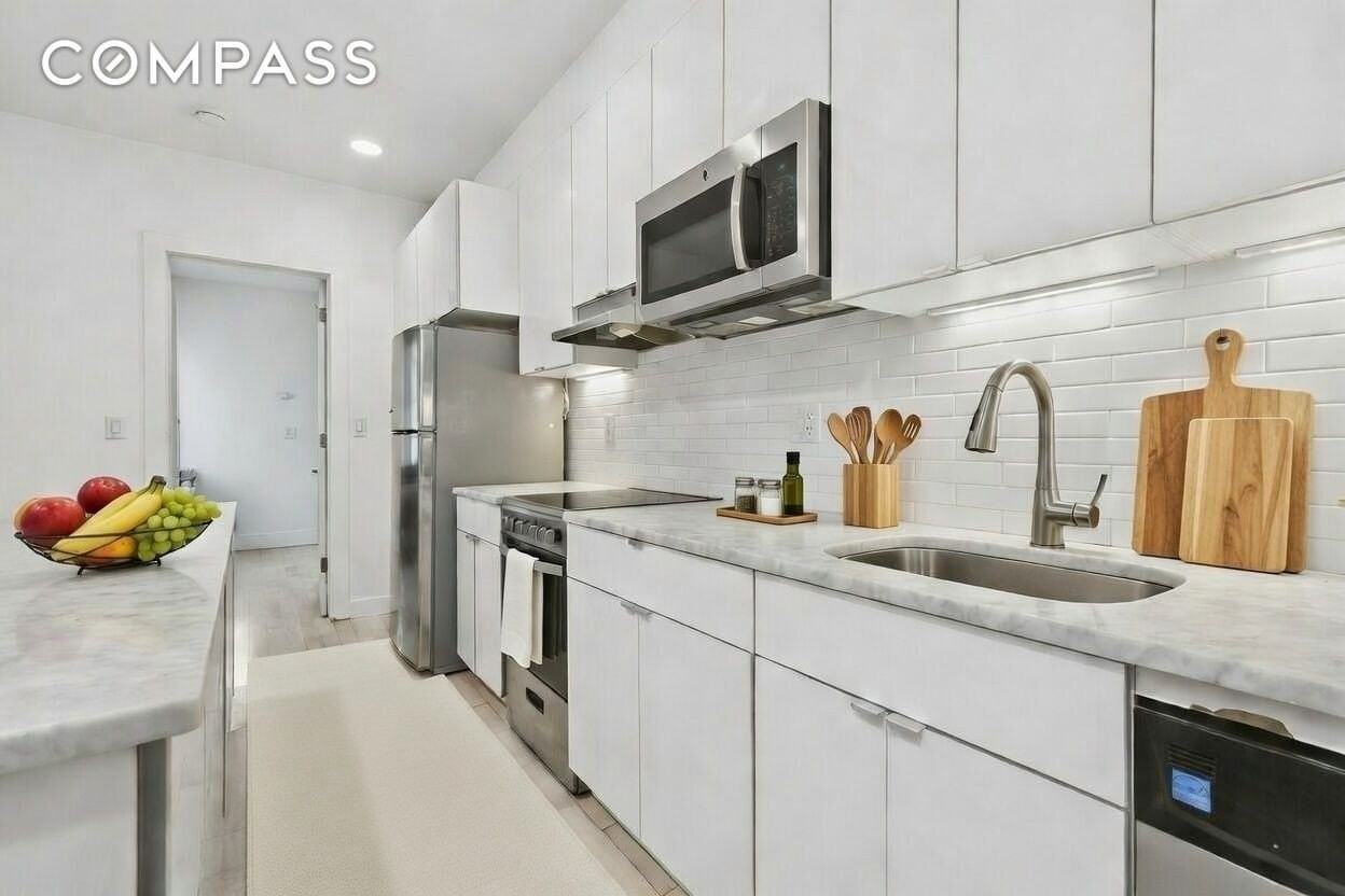 319 Menahan St #1R - Photo 3 of 9