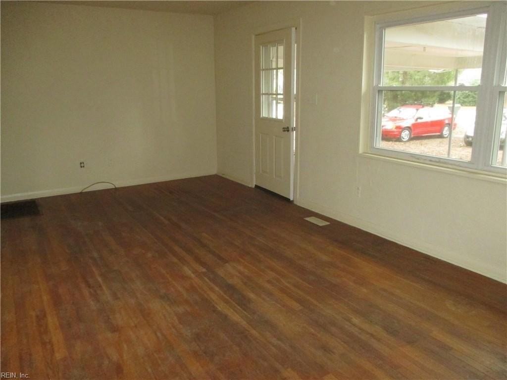 141 Maxwell Ln - Photo 3 of 14