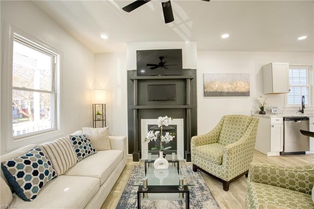 910 Rugby St - Photo 3 of 24