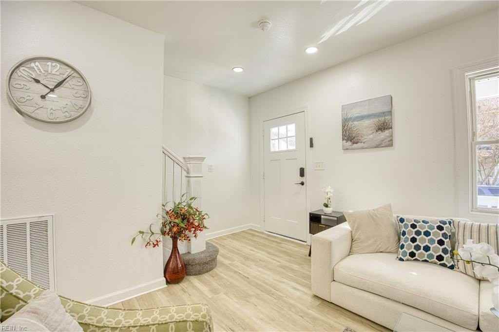 910 Rugby St - Photo 5 of 24