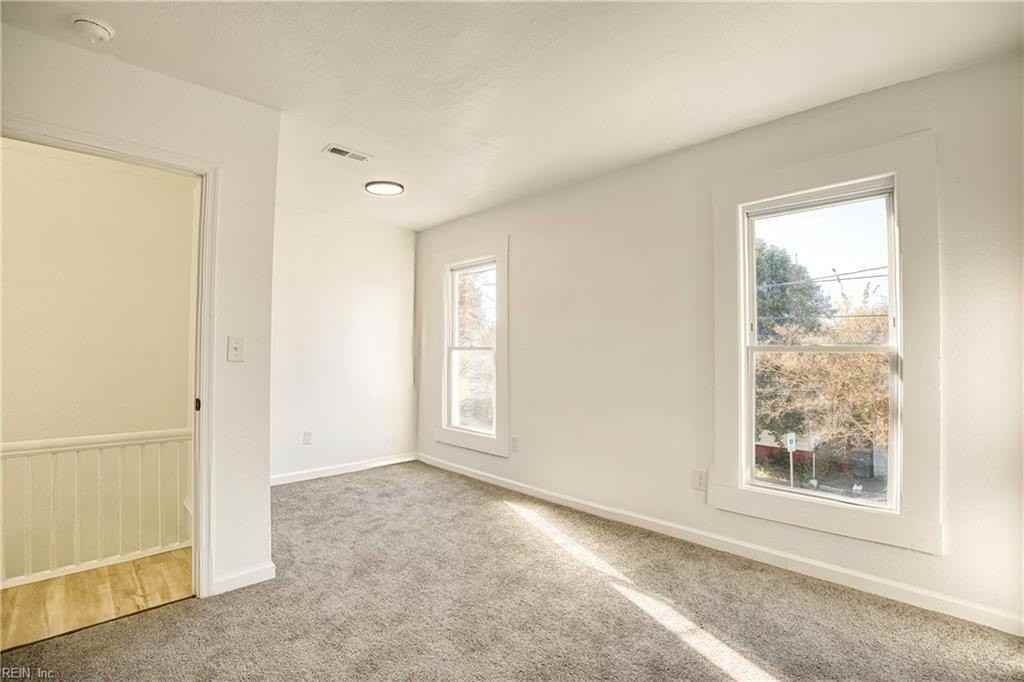 910 Rugby St - Photo 6 of 24