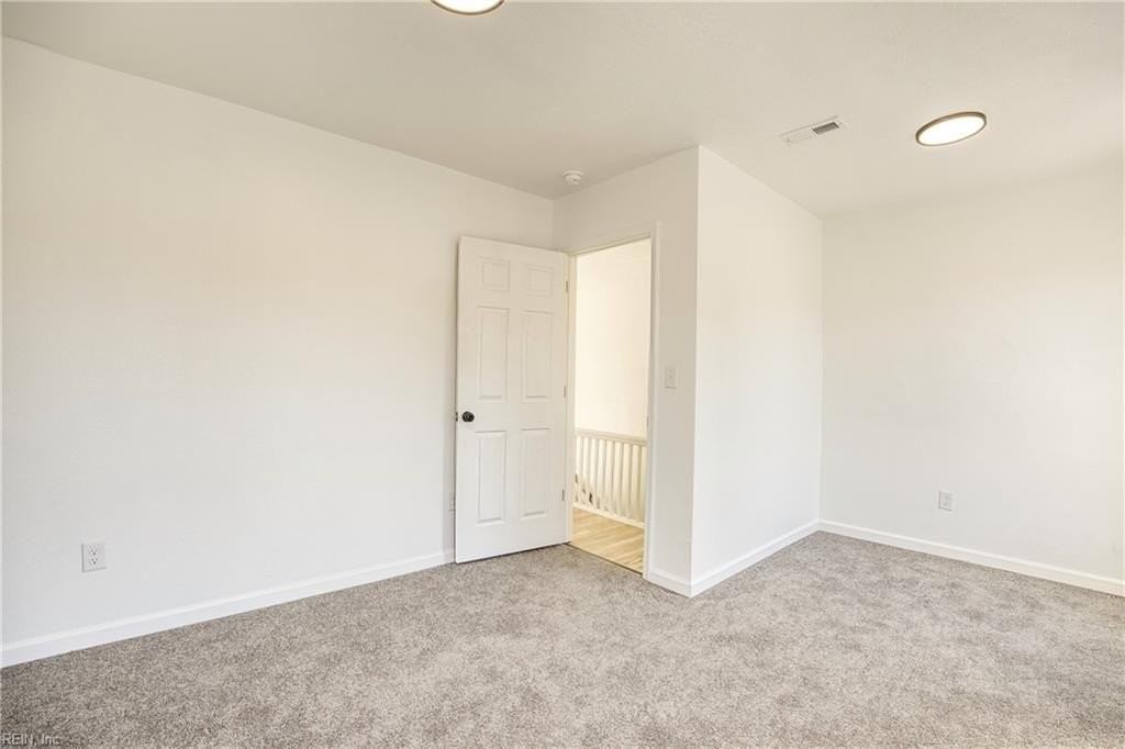 910 Rugby St - Photo 7 of 24