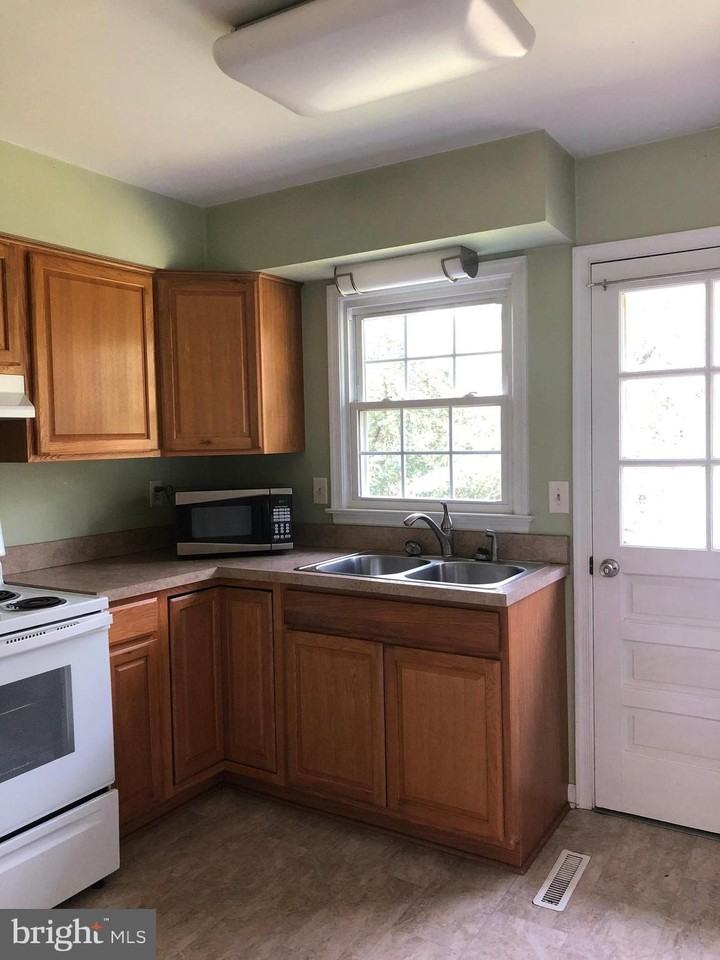 14296 Springfield Ln - Photo 2 of 10