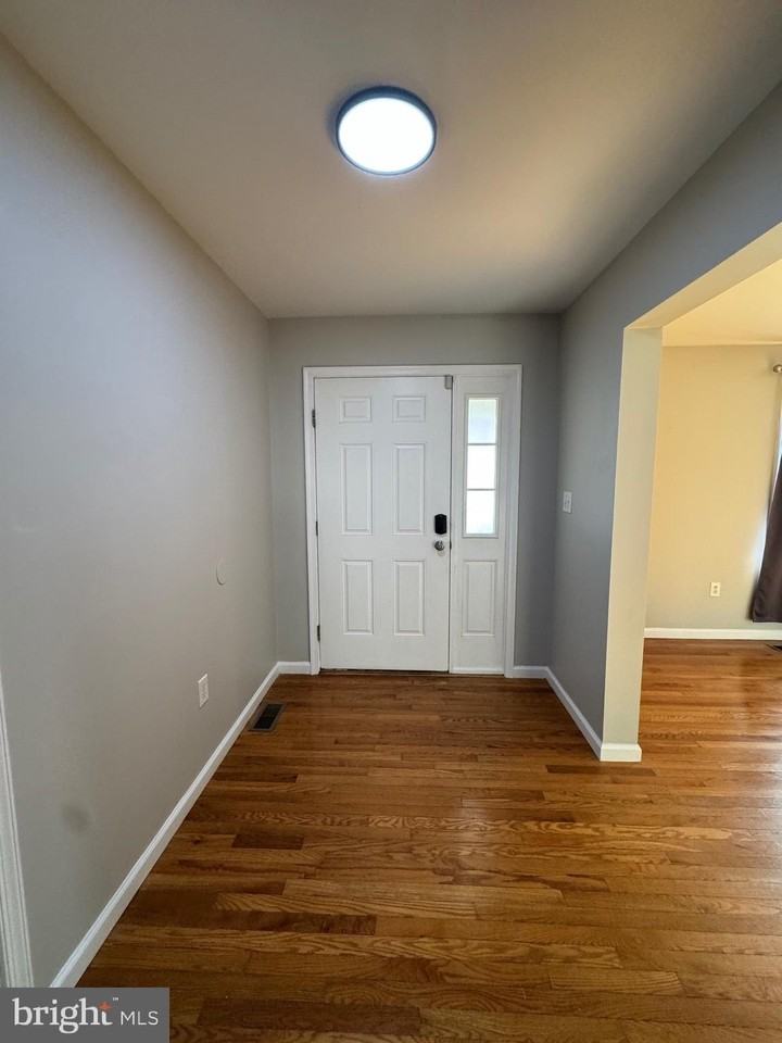 14780 Jordan Ln - Photo 4 of 27