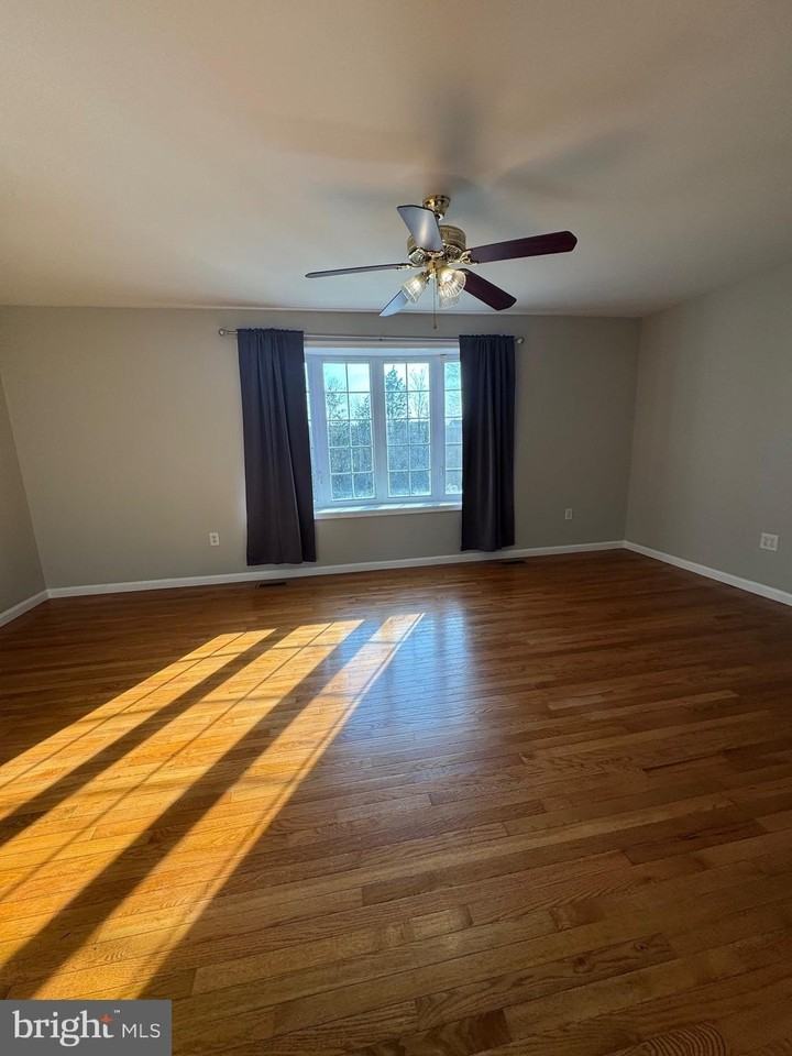 14780 Jordan Ln - Photo 5 of 27