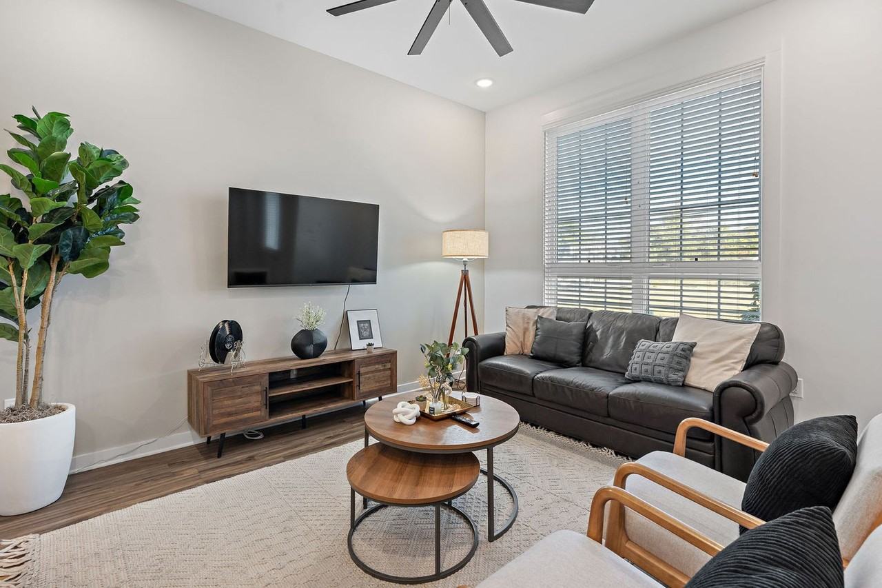 738 Douglas Ave #1051756P - Photo 2 of 28