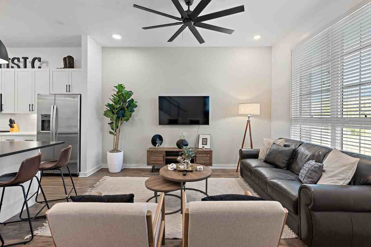 738 Douglas Ave #1051756P - Photo 3 of 28