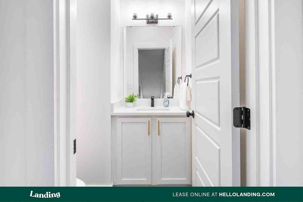 441 SW Longview Blvd - Photo 4 of 50