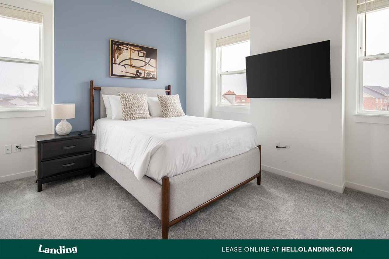 441 SW Longview Blvd - Photo 3 of 50