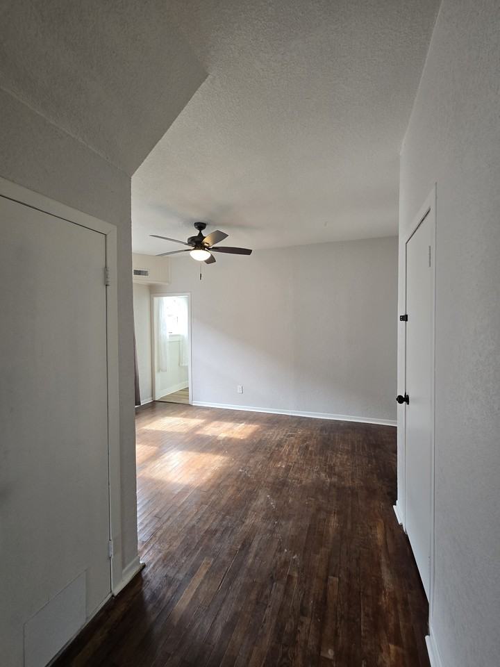 303 S Poplar St #B - Photo 4 of 31