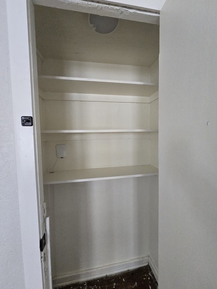 303 S Poplar St #B - Photo 3 of 31