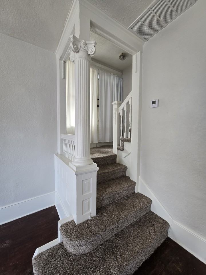 303 S Poplar St #B - Photo 2 of 31