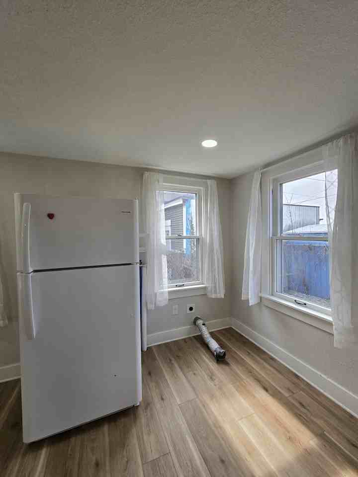 303 S Poplar St #B - Photo 5 of 31