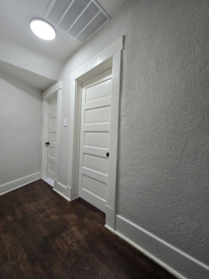 303 S Poplar St #B - Photo 7 of 31