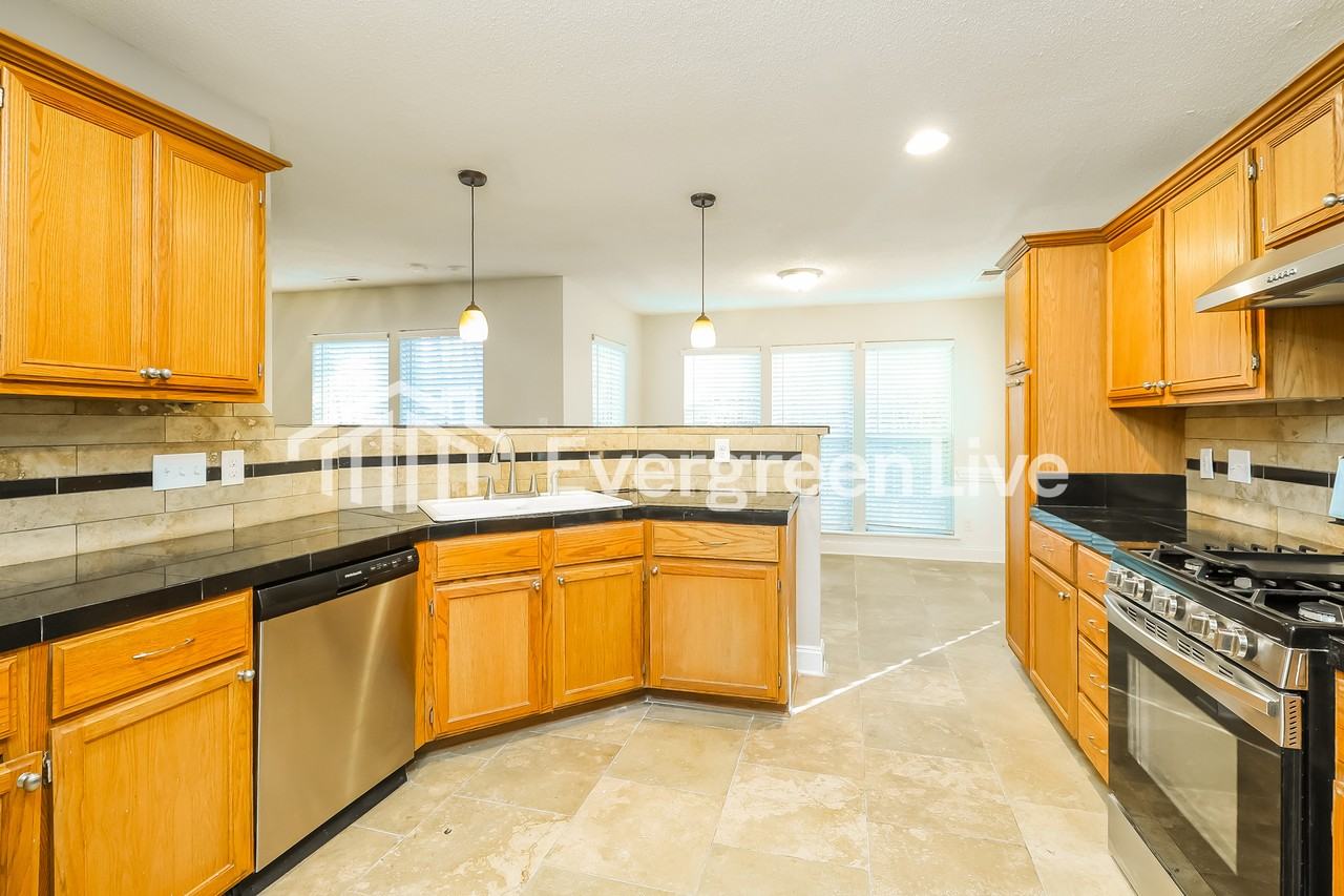 14801 Ashlight Dr - Photo 3 of 15