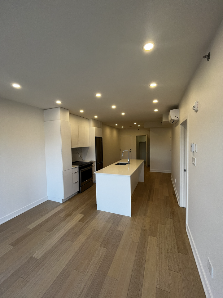 1 Rue Glenmore #411 - Photo 2 of 11