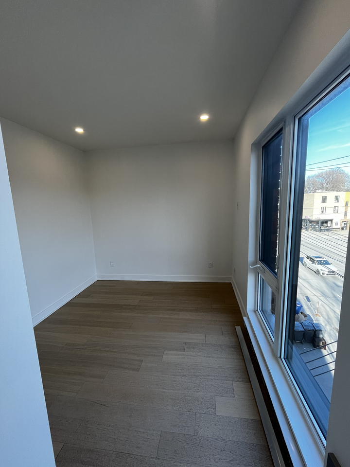 1 Rue Glenmore #411 - Photo 3 of 11