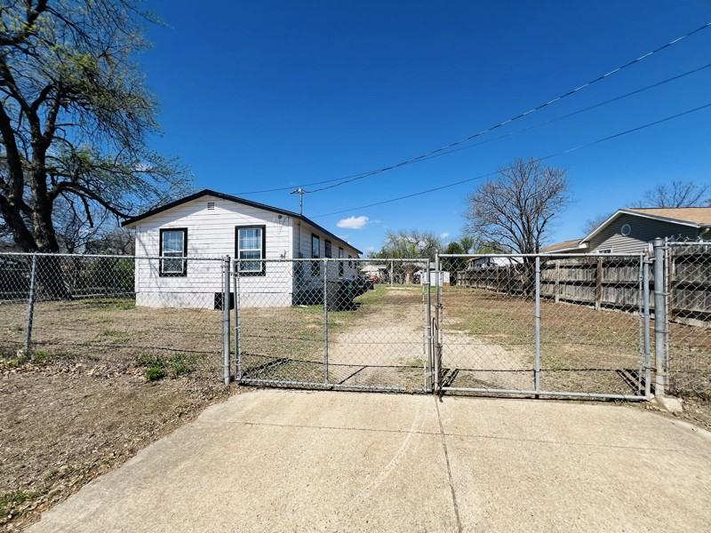 1518 Huron St - Photo 6 of 21