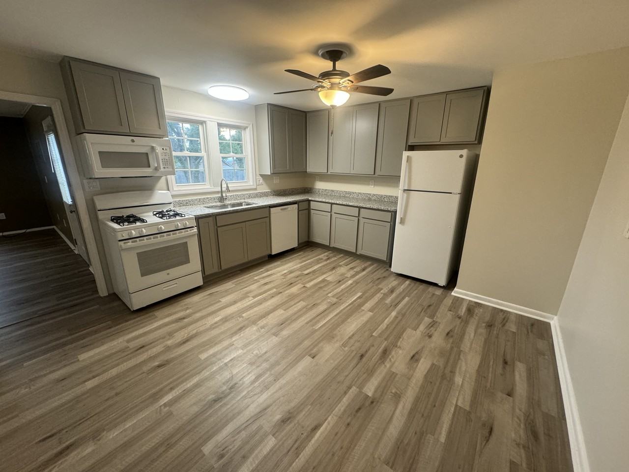 96 N Halsey Rd - Photo 4 of 20