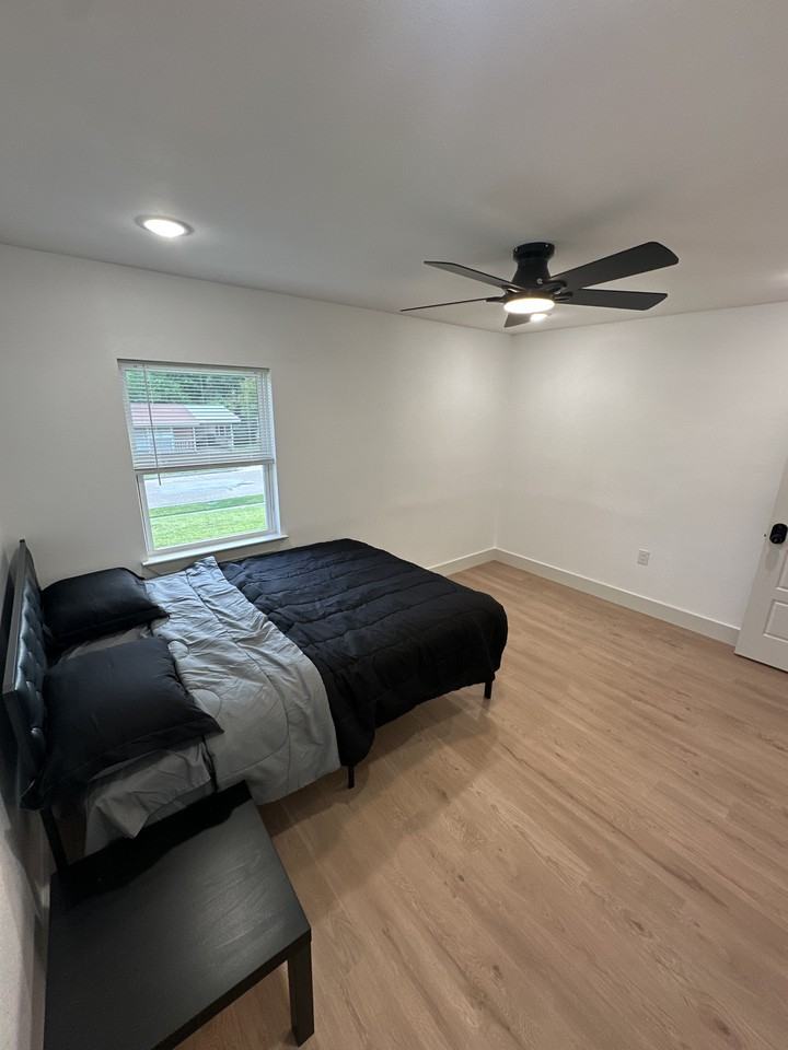 1219 Adelaide Dr - Photo 5 of 7