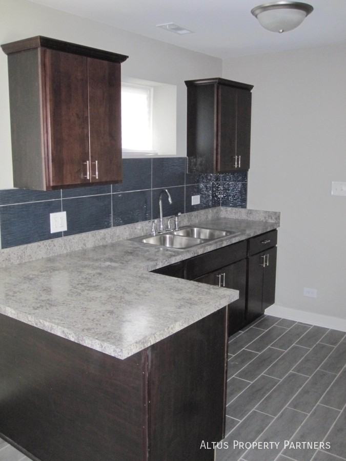 16535 Spaulding Ave - Photo 3 of 8