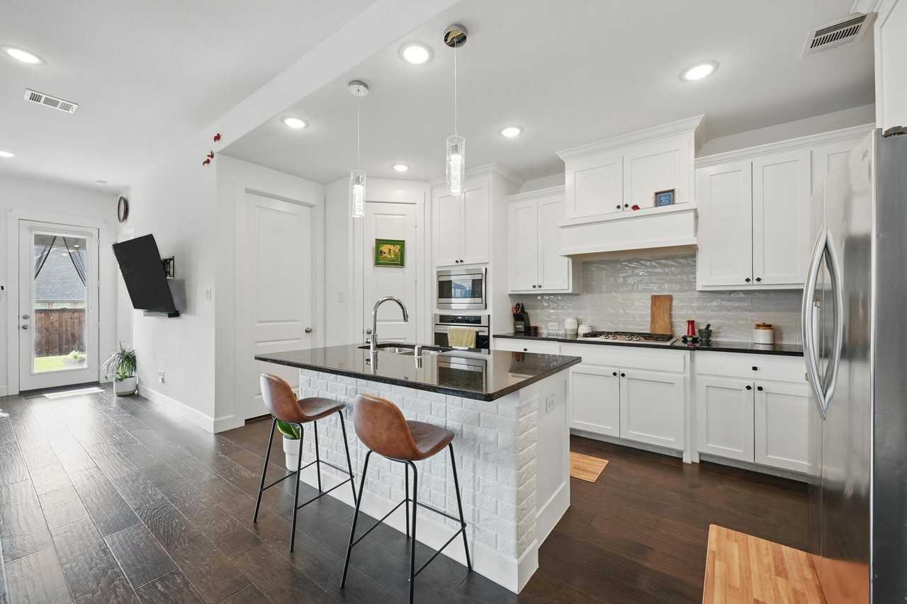 5821 Liberty Hill Dr - Photo 3 of 16